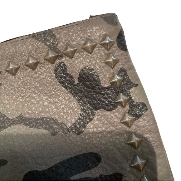 Laggo City Pouch Camouflage Leather Wristlet - Picture 4 of 7